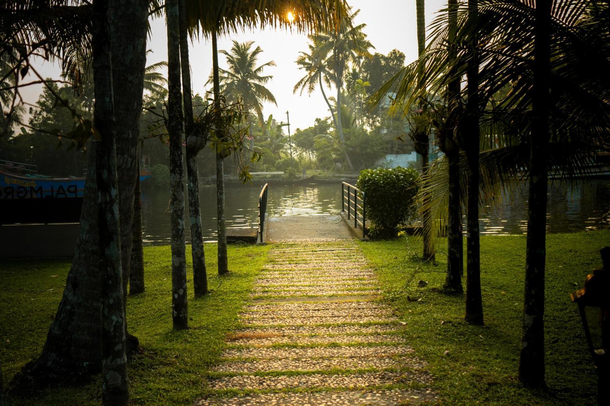 Palmgrove Lake Resort Alappuzha Exterior foto